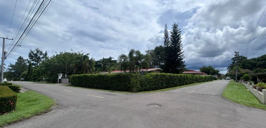 Alquilo con opción a compra hermosa y amplia casa en exclusiva área de Chitré