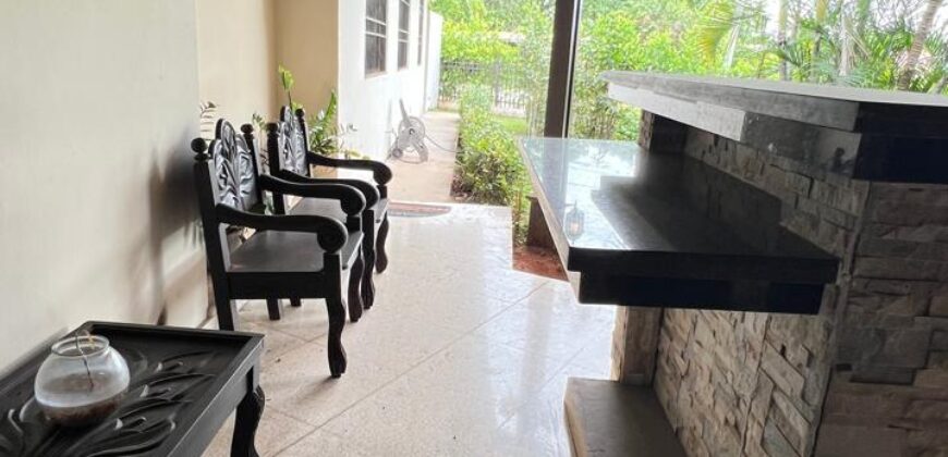 Alquilo con opción a compra hermosa y amplia casa en exclusiva área de Chitré