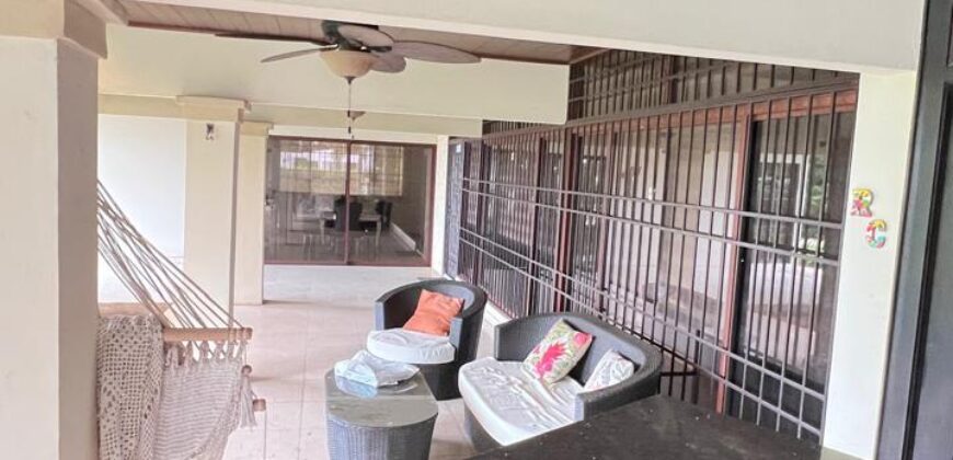 Alquilo con opción a compra hermosa y amplia casa en exclusiva área de Chitré