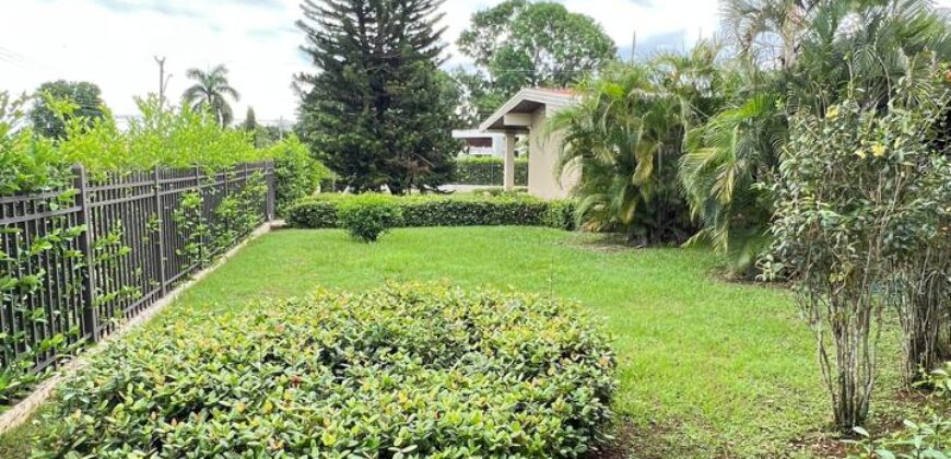 Alquilo con opción a compra hermosa y amplia casa en exclusiva área de Chitré