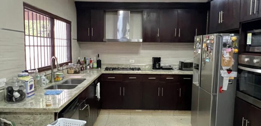 Alquilo con opción a compra hermosa y amplia casa en exclusiva área de Chitré