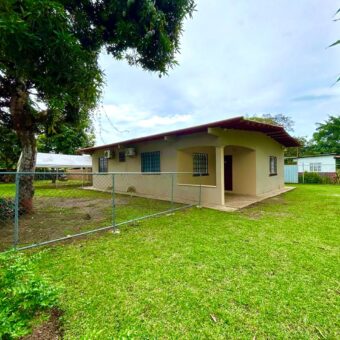 Alquilo casa con 1,000 m de terreno, a pocos minutos de playas y montañas