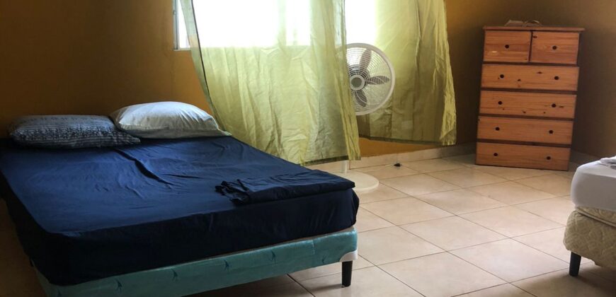 Alquilo casa con 1,000 m de terreno, a pocos minutos de playas y montañas