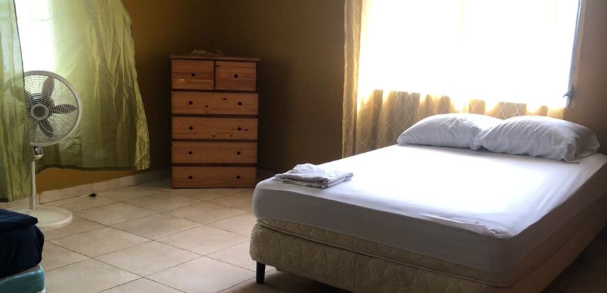 Alquilo casa con 1,000 m de terreno, a pocos minutos de playas y montañas