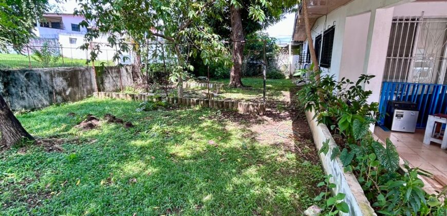 Vendo amplia casa en esquina en Chanis, frente al parque de Chanis