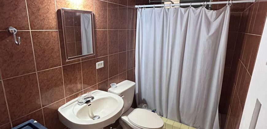 Vendo amplia casa en esquina en Chanis, frente al parque de Chanis