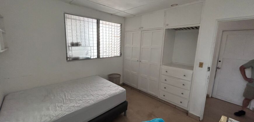 Vendo amplia casa en esquina en Chanis, frente al parque de Chanis