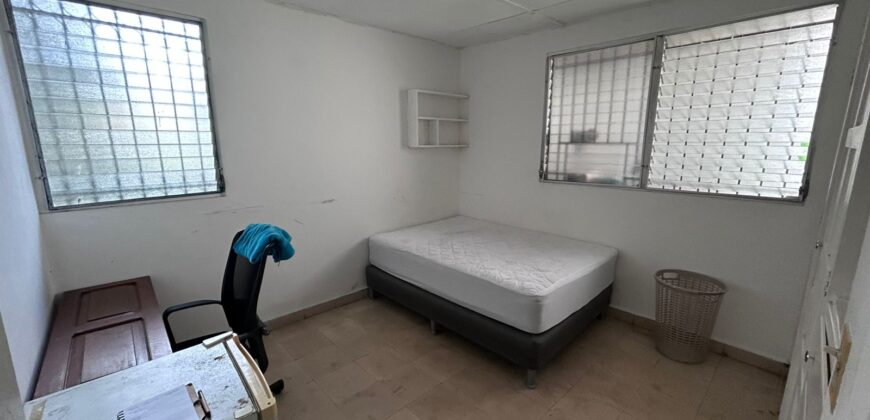 Vendo amplia casa en esquina en Chanis, frente al parque de Chanis