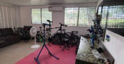 Vendo amplia casa en esquina en Chanis, frente al parque de Chanis