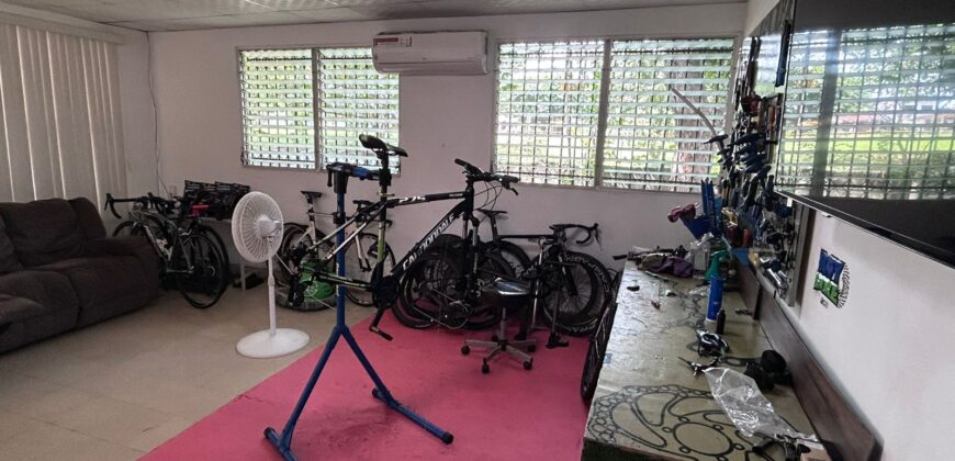 Vendo amplia casa en esquina en Chanis, frente al parque de Chanis