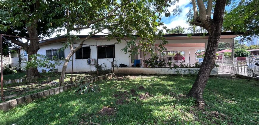 Vendo amplia casa en esquina en Chanis, frente al parque de Chanis