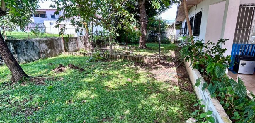 Vendo amplia casa en esquina en Chanis, frente al parque de Chanis