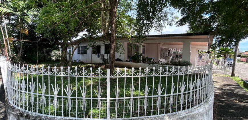 Vendo amplia casa en esquina en Chanis, frente al parque de Chanis