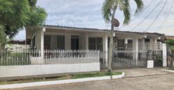 Vendo amplia casa en esquina en Chanis, frente al parque de Chanis