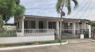 Vendo amplia casa en esquina en Chanis, frente al parque de Chanis