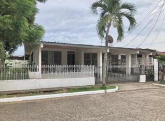 Vendo amplia casa en esquina en Chanis, frente al parque de Chanis