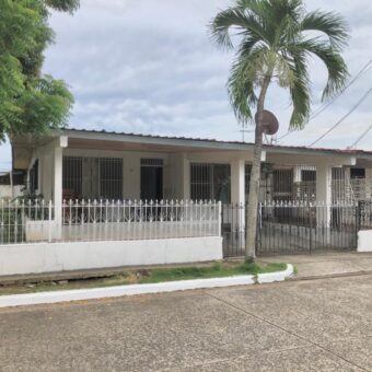 Vendo amplia casa en esquina en Chanis, frente al parque de Chanis