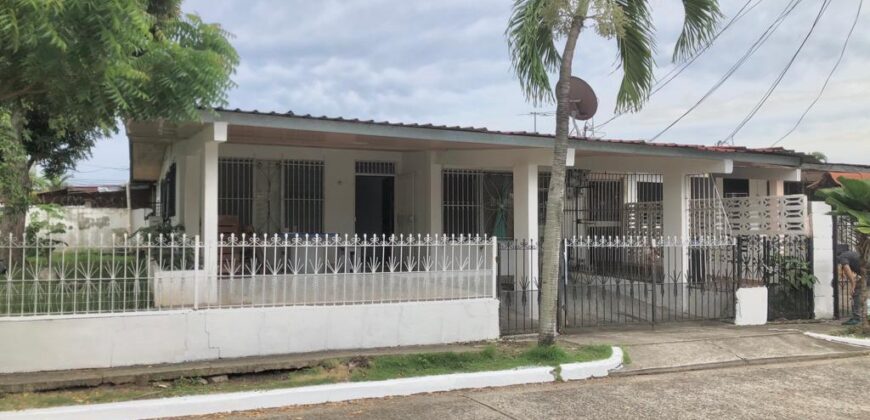 Vendo amplia casa en esquina en Chanis, frente al parque de Chanis