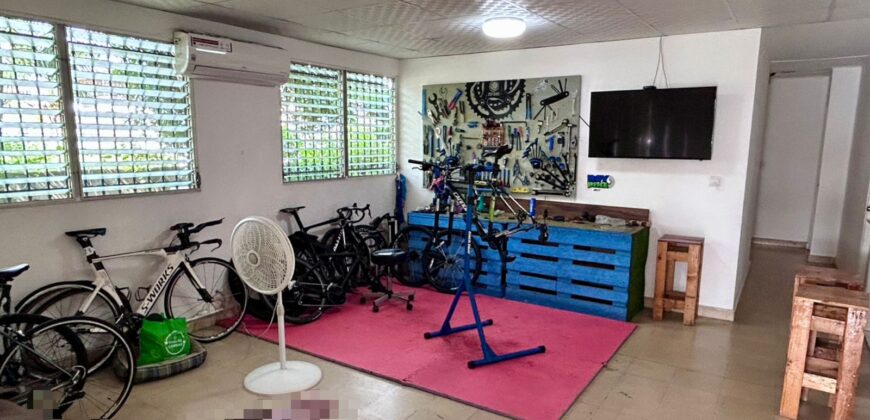 Vendo amplia casa en esquina en Chanis, frente al parque de Chanis