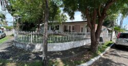 Vendo amplia casa en esquina en Chanis, frente al parque de Chanis