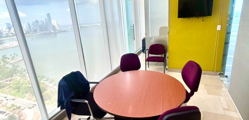 Alquilo amplia oficina en Avenida Balboa, con vista al mar