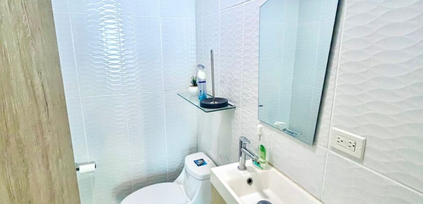 Alquilo amplia oficina en Avenida Balboa, con vista al mar