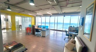 Alquilo amplia oficina en Avenida Balboa, con vista al mar