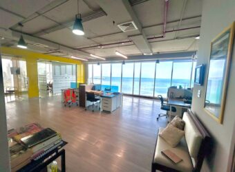 Alquilo amplia oficina en Avenida Balboa, con vista al mar