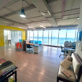 Alquilo amplia oficina en Avenida Balboa, con vista al mar