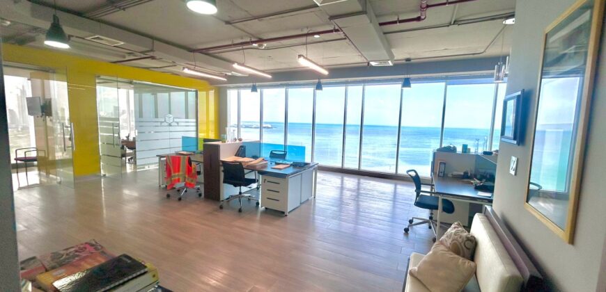 Alquilo amplia oficina en Avenida Balboa, con vista al mar