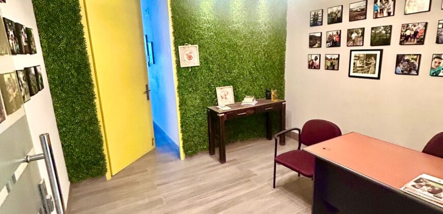 Alquilo amplia oficina en Avenida Balboa, con vista al mar