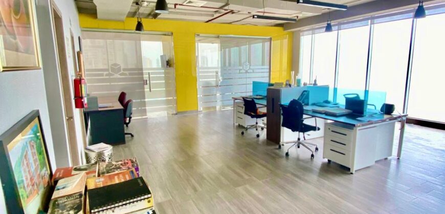 Alquilo amplia oficina en Avenida Balboa, con vista al mar