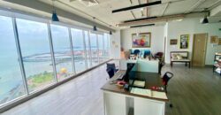 Alquilo amplia oficina en Avenida Balboa, con vista al mar