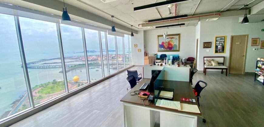 Alquilo amplia oficina en Avenida Balboa, con vista al mar