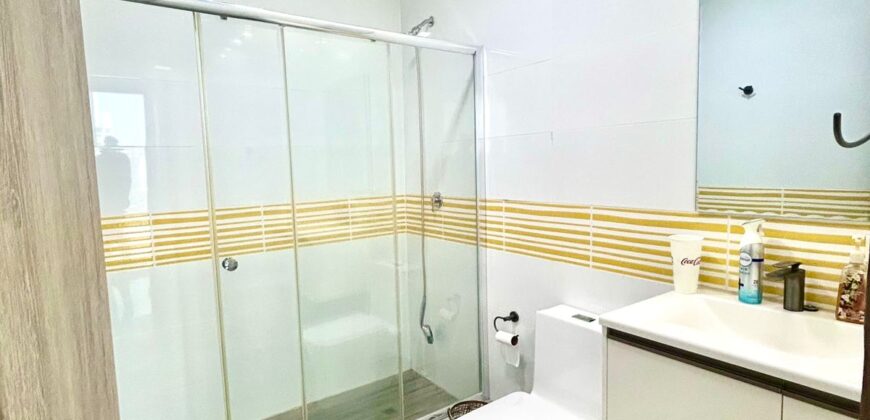 Alquilo amplia oficina en Avenida Balboa, con vista al mar