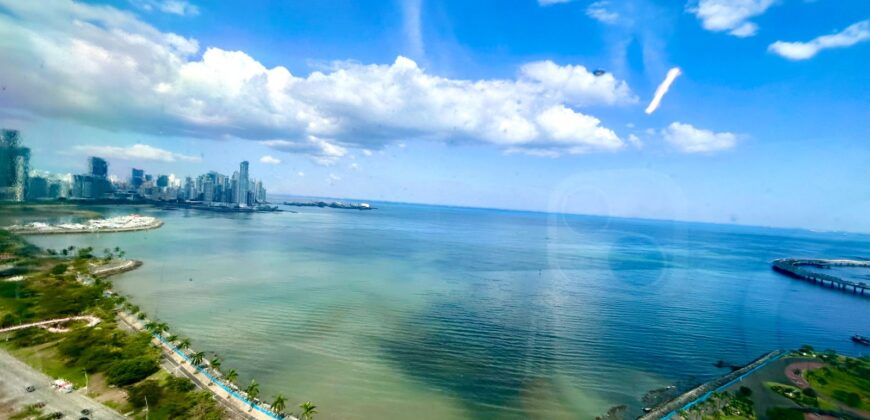 Alquilo amplia oficina en Avenida Balboa, con vista al mar