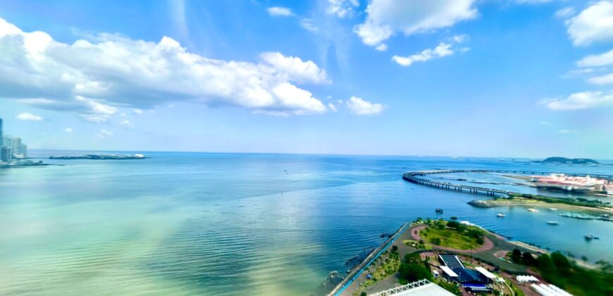 Alquilo amplia oficina en Avenida Balboa, con vista al mar