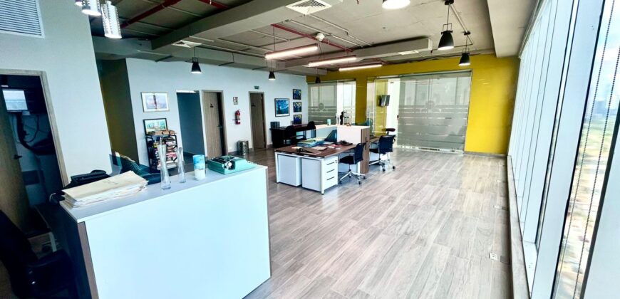 Alquilo amplia oficina en Avenida Balboa, con vista al mar