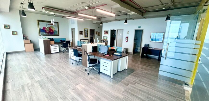 Alquilo amplia oficina en Avenida Balboa, con vista al mar