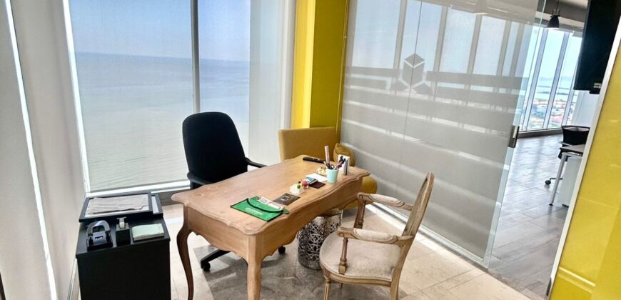 Alquilo amplia oficina en Avenida Balboa, con vista al mar