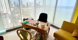 Alquilo amplia oficina en Avenida Balboa, con vista al mar