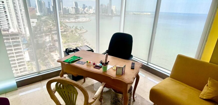 Alquilo amplia oficina en Avenida Balboa, con vista al mar