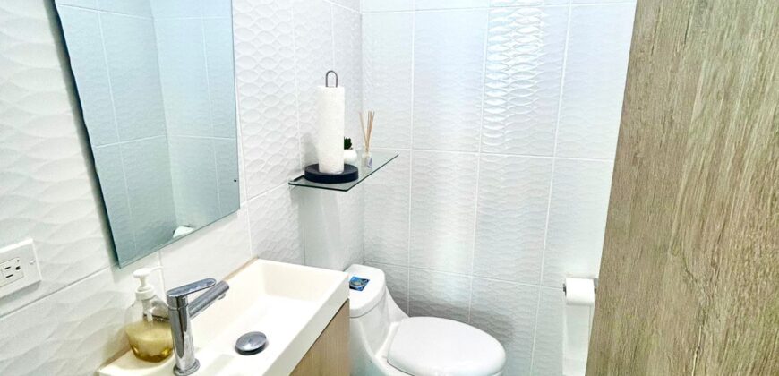 Alquilo amplia oficina en Avenida Balboa, con vista al mar