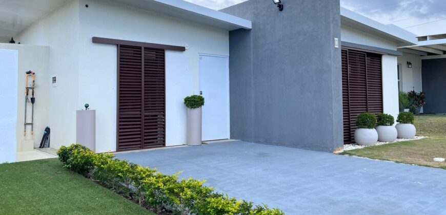 Alquilo espectacular casa con piscina en playa Punta Barco Viejo