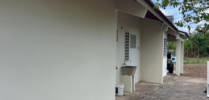 Alquiler de casa en equina, calle sin salida, cómoda y fresca ubicada en Arraiján