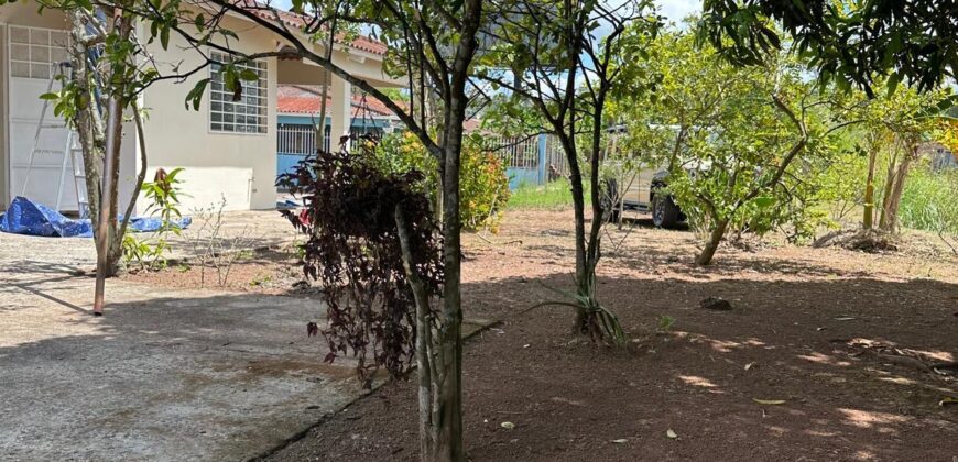 Alquiler de casa en equina, calle sin salida, cómoda y fresca ubicada en Arraiján