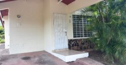 Alquiler de casa en equina, calle sin salida, cómoda y fresca ubicada en Arraiján