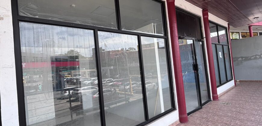 Alquilo oficina o local comercial con 5 divisiones con opción a removerlas