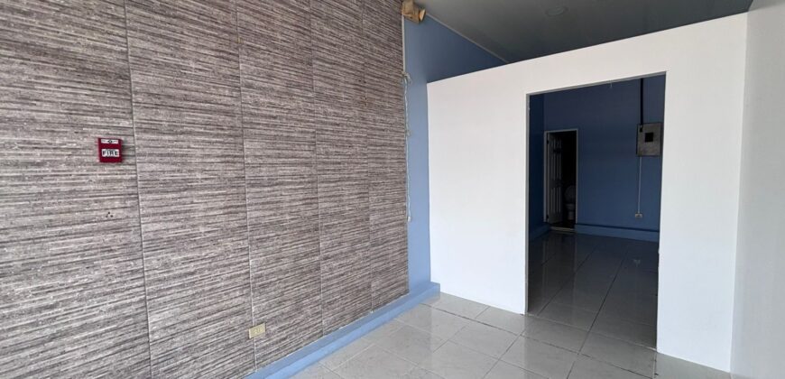 Alquilo oficina o local comercial con 5 divisiones con opción a removerlas