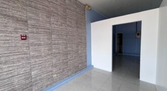 Alquilo oficina o local comercial con 5 divisiones con opción a removerlas
